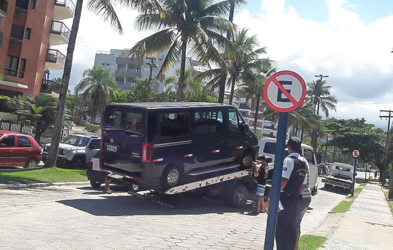 Veículos irregulares de turismo são apreendidos pela equipe do Trânsito