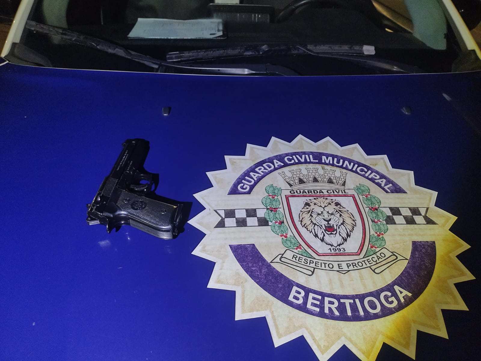 GCM de Bertioga prende homem com simulacro de arma de fogo