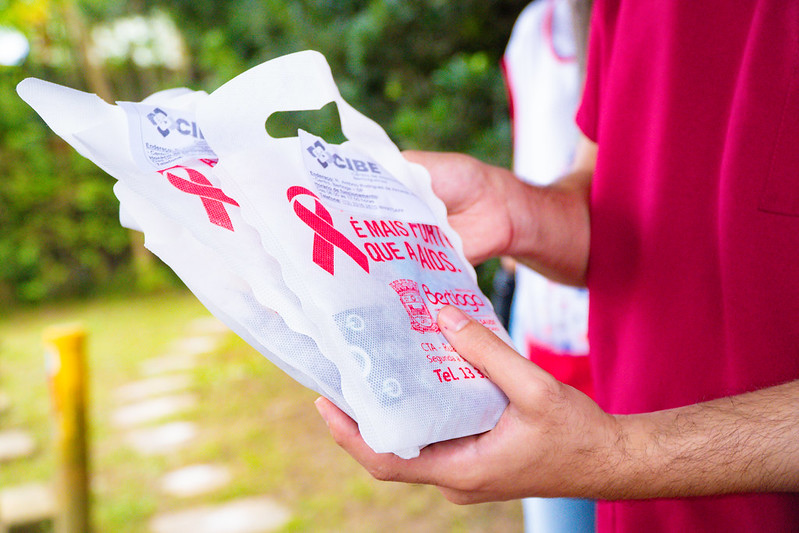 Prefeitura de Bertioga distribui preservativos e kits com orientação sobre ISTs durante o Dia dos Namorados