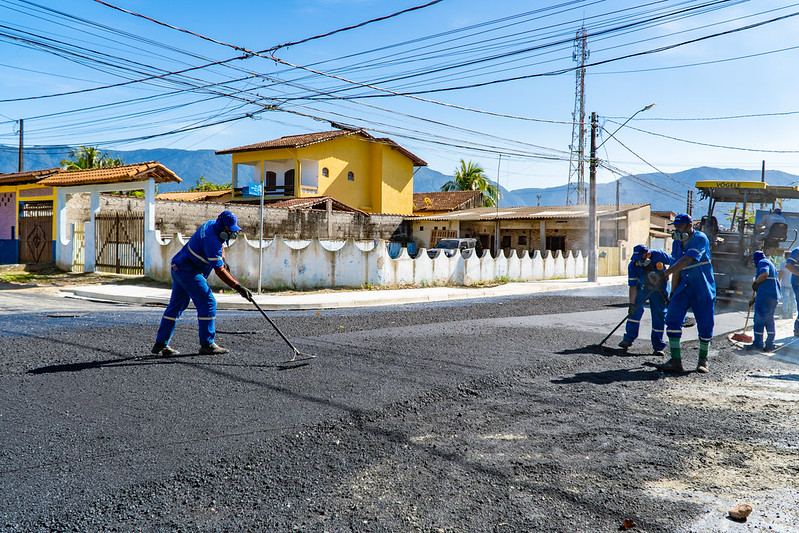 Ruas do Vista Linda e Indaiá recebem 500 t de asfalto, em Bertioga (SP)
