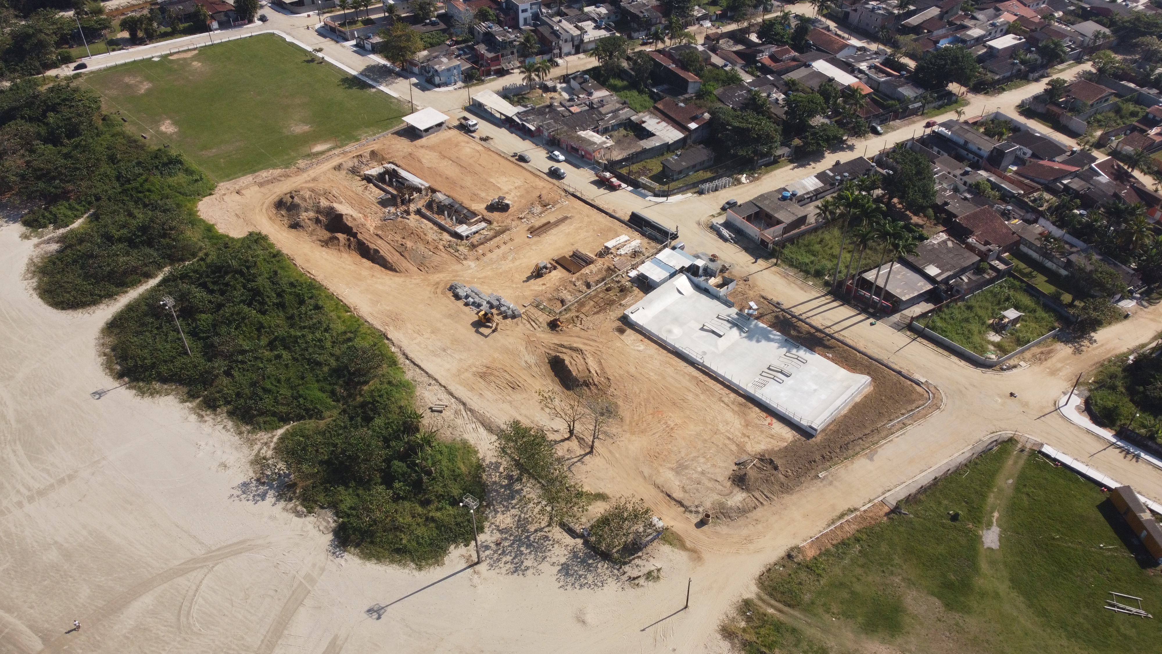 Construção da Vila do Bem Jardim Raphael chega a 50% e avança com pista de skate, em Bertioga (SP)