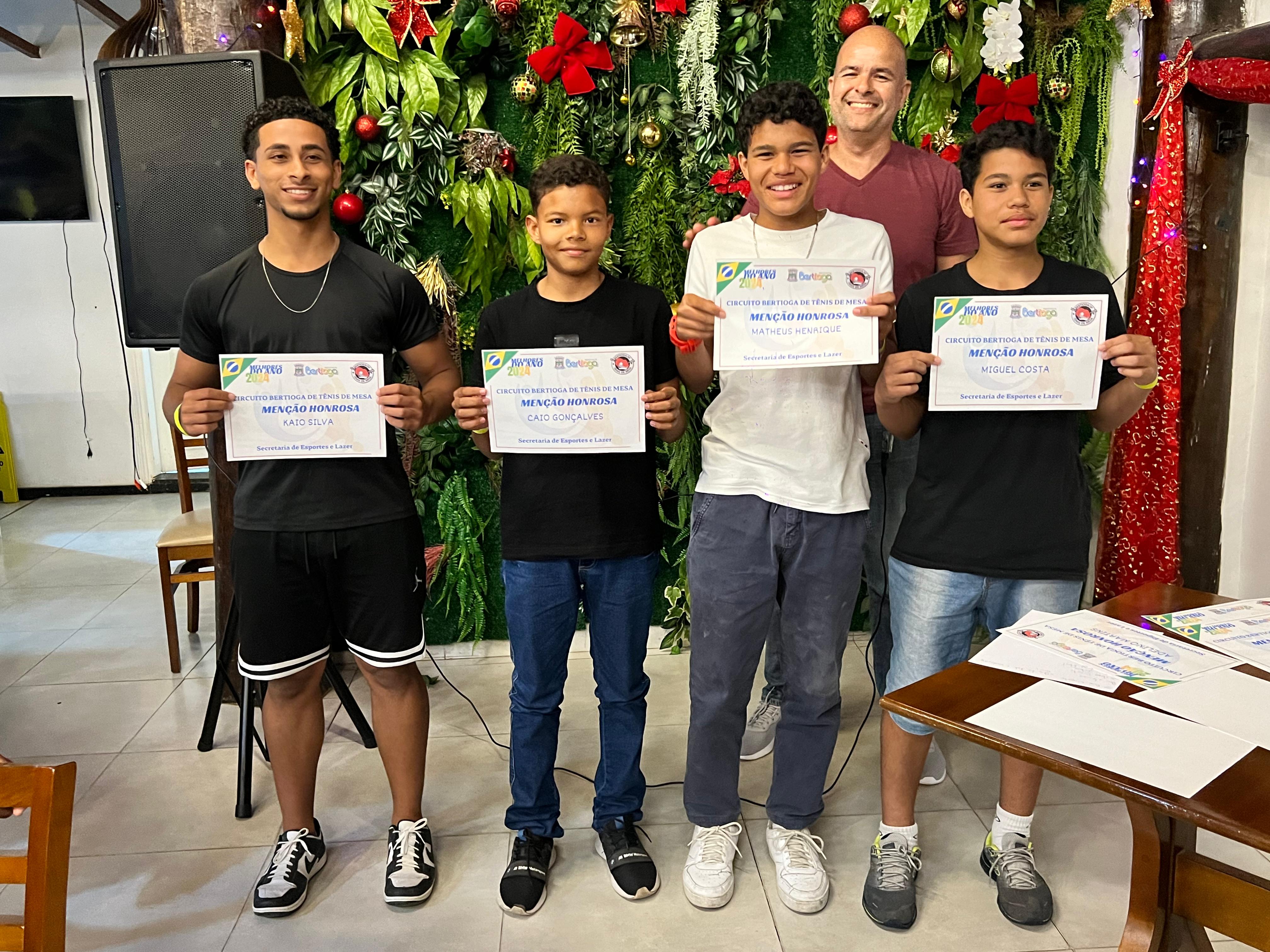 Destaques do tênis de mesa de Bertioga são premiados em cerimônia