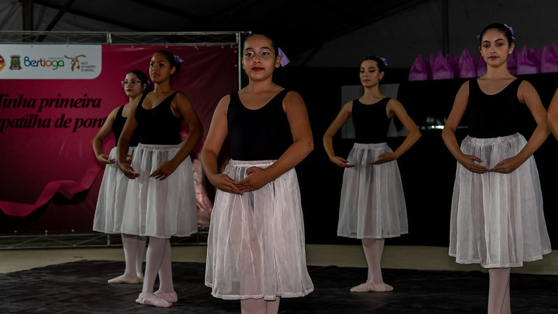 Mais de 70 bailarinas realizam sonho de receber a sapatilha de ponta em cerimônia realizada pela prefeitura de Bertioga