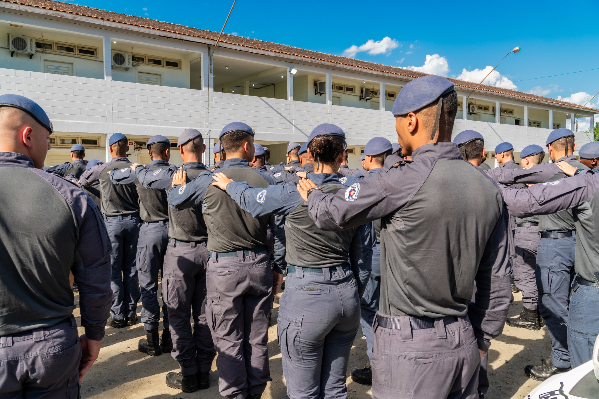 Policial Militar salva a vida de banhista na Praia de Bertioga