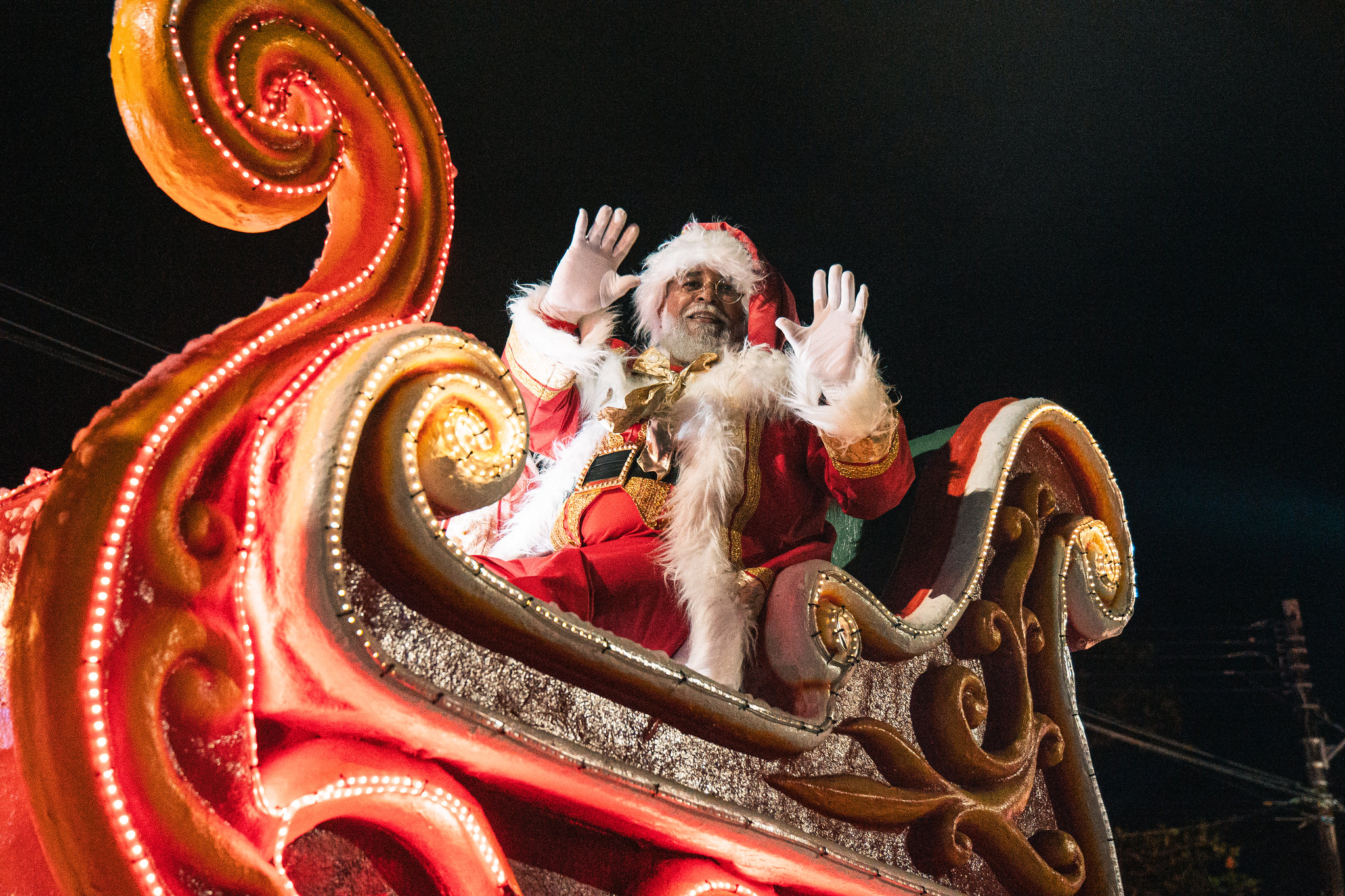 Parada de Natal leva milhares de pessoas às ruas de Bertioga e emociona moradores e turistas